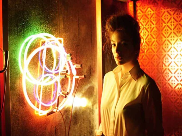 آهنگ انگلیسی Yellow Flicker Beat از Lorde به همراه متن و ترجمه مجزا