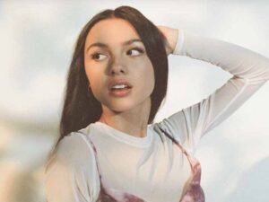 آهنگ انگلیسی All I Want از Olivia Rodrigo به همراه متن و ترجمه مجزا