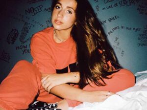 آهنگ انگلیسی go away از Tate McRae به همراه متن و ترجمه مجزا