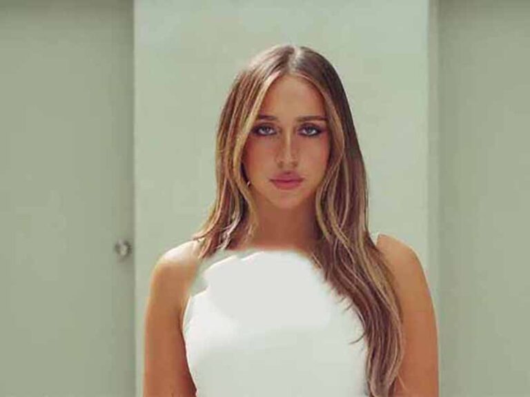 آهنگ انگلیسی Revolving door از Tate McRae به همراه متن و ترجمه مجزا