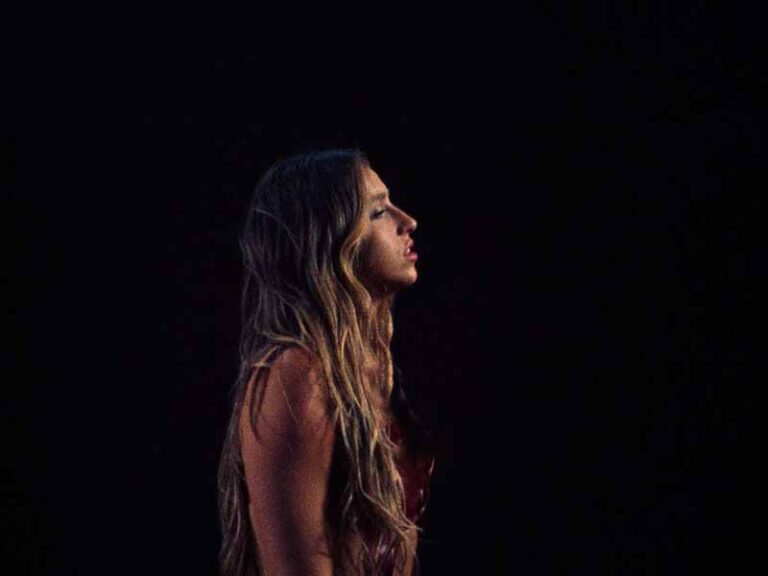 آهنگ انگلیسی run for the hills از Tate McRae به همراه متن و ترجمه مجزا