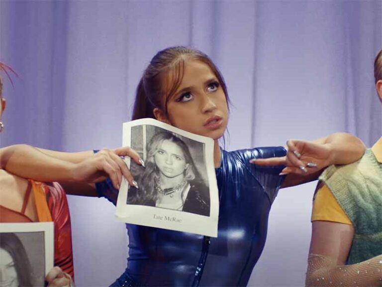 آهنگ انگلیسی she’s all i wanna be از Tate McRae به همراه متن و ترجمه مجزا