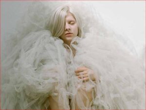 آهنگ انگلیسی Murder Song (5, 4, 3, 2, 1) از AURORA به همراه متن و ترجمه مجزا