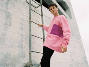 آهنگ انگلیسی Must Have Been The Wind از Alec Benjamin به همراه متن و ترجمه مجزا