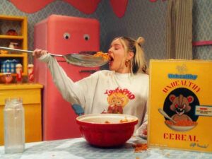 آهنگ انگلیسی KILLS ME TO LOVE YOU از Anne Marie به همراه متن و ترجمه مجزا