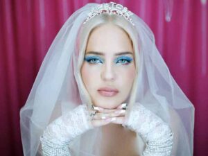 آهنگ انگلیسی Kiss My (Uh Oh) از Anne Marie به همراه متن و ترجمه مجزا