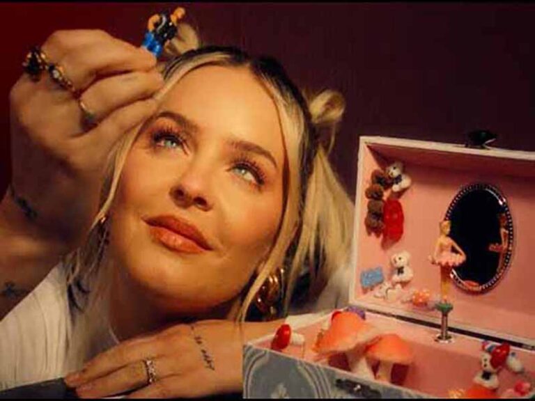 آهنگ انگلیسی NEVER LOVED ANYONE BEFORE از Anne Marie به همراه متن و ترجمه مجزا