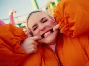 آهنگ انگلیسی SAD B!TCH از Anne Marie به همراه متن و ترجمه مجزا