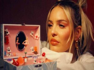 آهنگ انگلیسی SUCKS TO BE YOU از Anne Marie به همراه متن و ترجمه مجزا