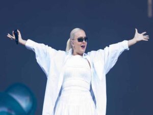 آهنگ انگلیسی TRAINWRECK از Anne Marie به همراه متن و ترجمه مجزا