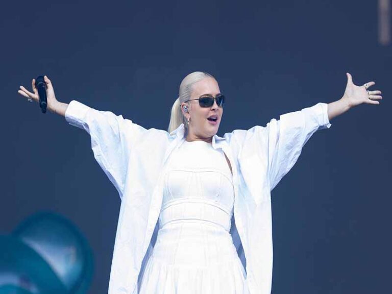 آهنگ انگلیسی TRAINWRECK از Anne Marie به همراه متن و ترجمه مجزا