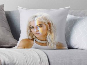 آهنگ انگلیسی Pillow از Bebe Rexha به همراه متن و ترجمه مجزا