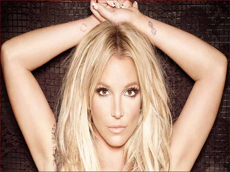 آهنگ انگلیسی Swimming In The Stars از Britney Spears به همراه متن و ترجمه مجزا