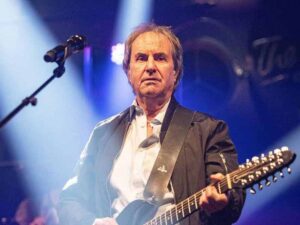آهنگ انگلیسی The Long and Winding Road از Chris De Burgh به همراه متن و ترجمه مجزا