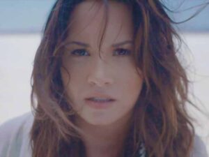 آهنگ انگلیسی Skyscraper از Demi Lovato به همراه متن و ترجمه مجزا