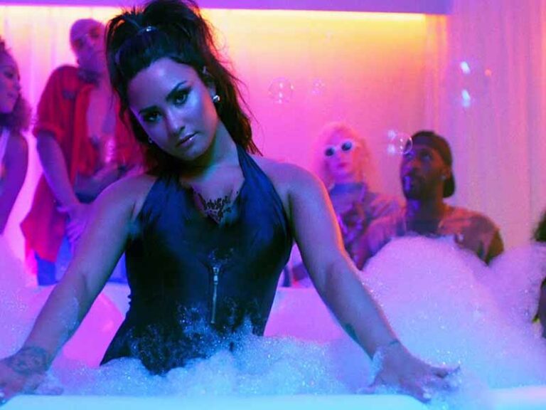 آهنگ انگلیسی Sorry Not Sorry از Demi Lovato به همراه متن و ترجمه مجزا