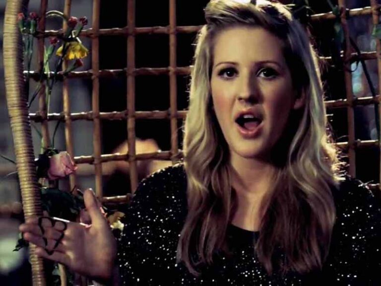 آهنگ انگلیسی Under the Sheets از Ellie Goulding به همراه متن و ترجمه مجزا