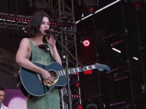 آهنگ انگلیسی Let It Happen از Gracie Abrams به همراه متن و ترجمه مجزا