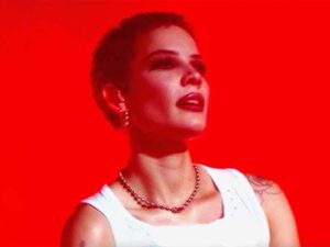 آهنگ انگلیسی Lonely is the Muse از Halsey به همراه متن و ترجمه مجزا