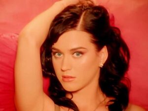 آهنگ انگلیسی I Kissed A Girl از Katy Perry به همراه متن و ترجمه مجزا
