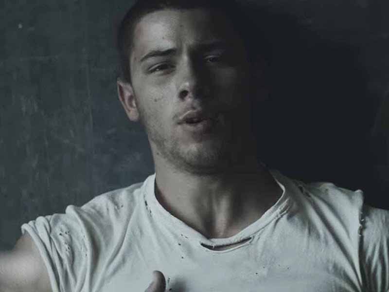 آهنگ انگلیسی Chains از Nick Jonas به همراه متن و ترجمه مجزا