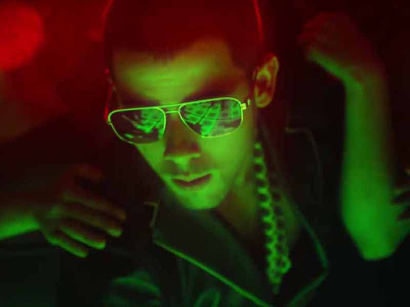 آهنگ انگلیسی Champagne Problems از Nick Jonas به همراه متن و ترجمه مجزا