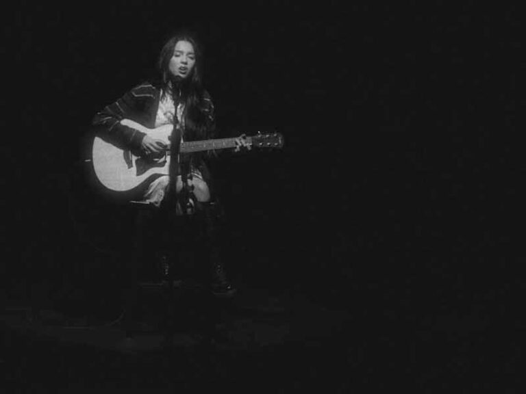 آهنگ انگلیسی enough for you از Olivia Rodrigo به همراه متن و ترجمه مجزا