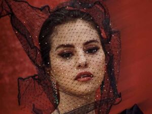 آهنگ انگلیسی Kinda Crazy از Selena Gomez به همراه متن و ترجمه مجزا