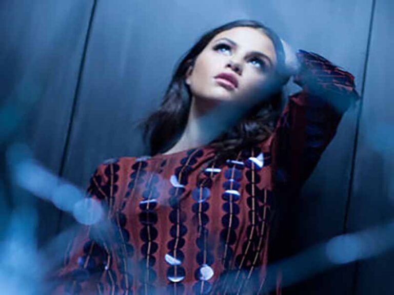 آهنگ انگلیسی Outta My Hands (Loco) از Selena Gomez به همراه متن و ترجمه مجزا