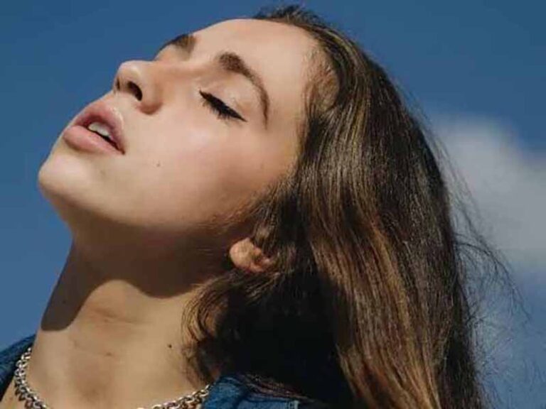 آهنگ انگلیسی you broke me first از Tate McRae به همراه متن و ترجمه مجزا