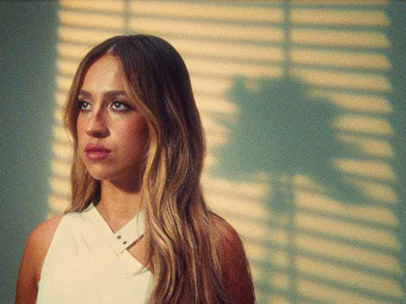 آهنگ انگلیسی we’re not alike از Tate McRae به همراه متن و ترجمه مجزا