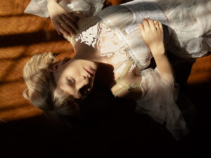 آهنگ انگلیسی The Conflict of the Mind از AURORA به همراه متن و ترجمه مجزا