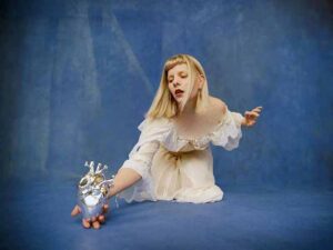 آهنگ انگلیسی To Be Alright از AURORA به همراه متن و ترجمه مجزا