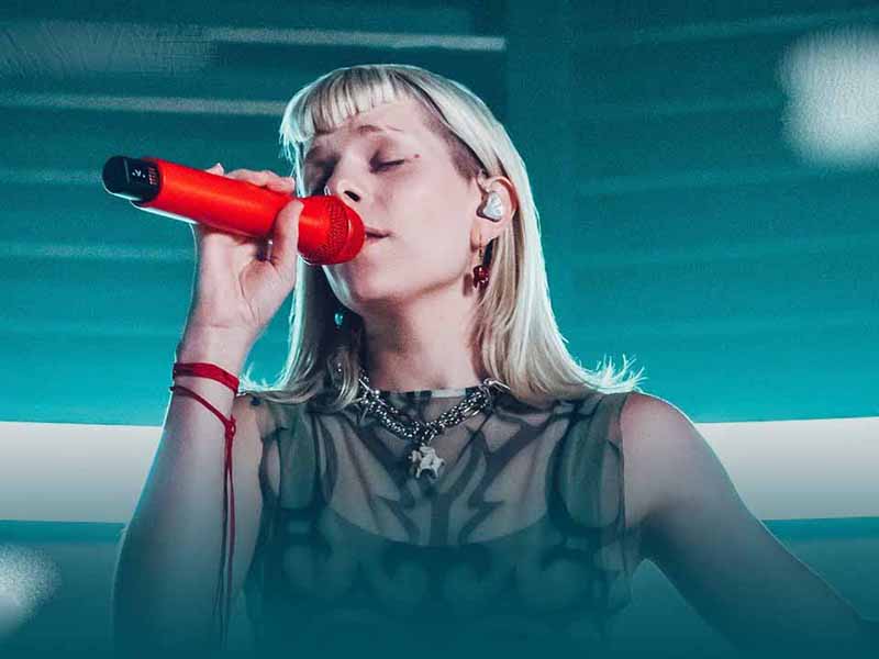 آهنگ انگلیسی The Dark Dresses Lightly از AURORA به همراه متن و ترجمه مجزا