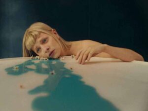 آهنگ انگلیسی Your Blood از AURORA به همراه متن و ترجمه مجزا