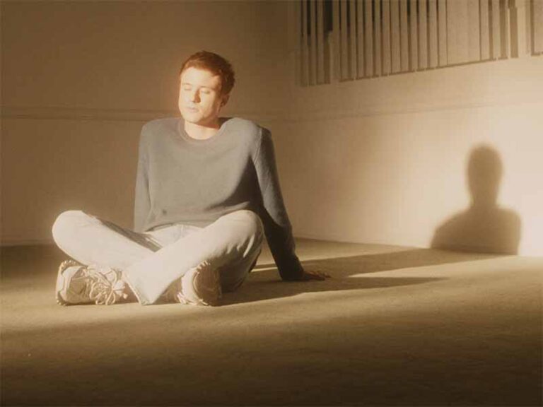 آهنگ انگلیسی Shadow of Mine از Alec Benjamin به همراه متن و ترجمه مجزا