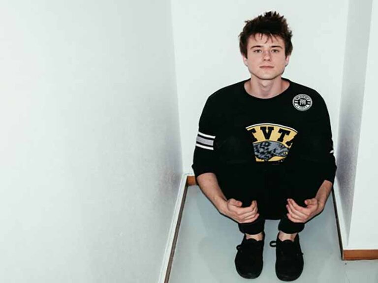 آهنگ انگلیسی Water Fountain از Alec Benjamin به همراه متن و ترجمه مجزا