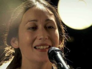 آهنگ فرانسوی Ta P’tite Flamme از Amelie-Les-Crayons به همراه متن و ترجمه مجزا