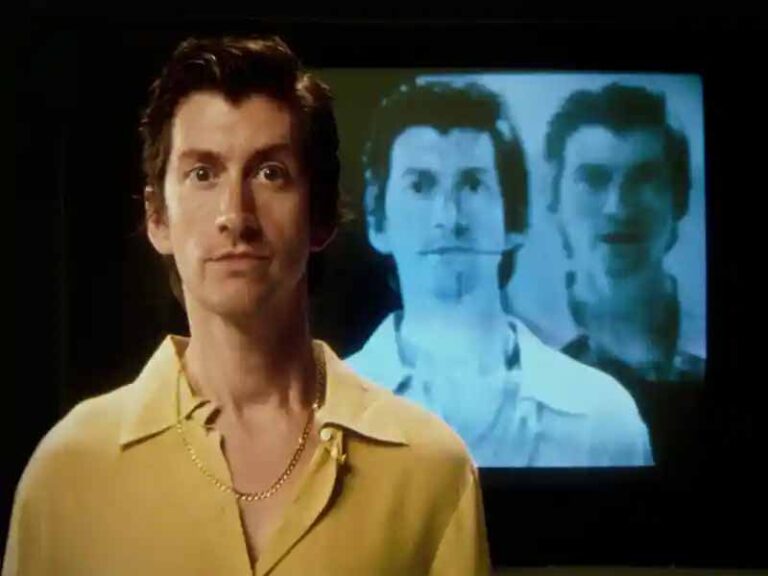 آهنگ انگلیسی Body Paint از Arctic Monkeys به همراه متن و ترجمه مجزا