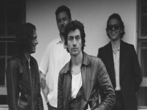 آهنگ انگلیسی I Ain’t Quite Where I Think I Am از Arctic Monkeys به همراه متن و ترجمه مجزا