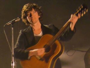 آهنگ انگلیسی Perfect Sense از Arctic Monkeys به همراه متن و ترجمه مجزا