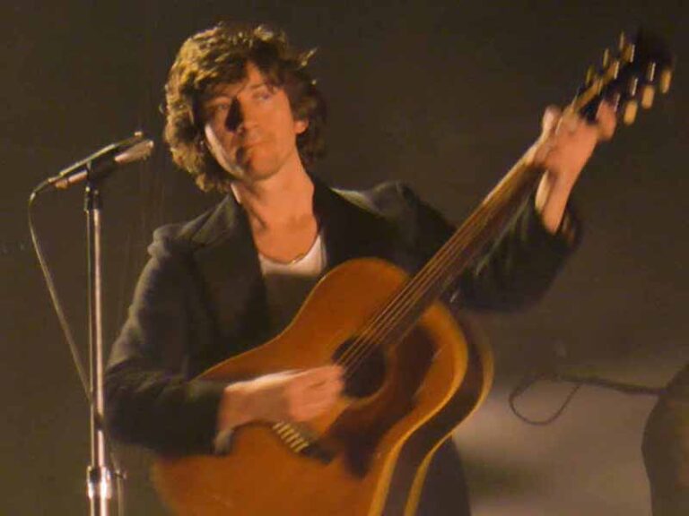 آهنگ انگلیسی Perfect Sense از Arctic Monkeys به همراه متن و ترجمه مجزا