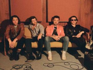 آهنگ انگلیسی The Car از Arctic Monkeys به همراه متن و ترجمه مجزا