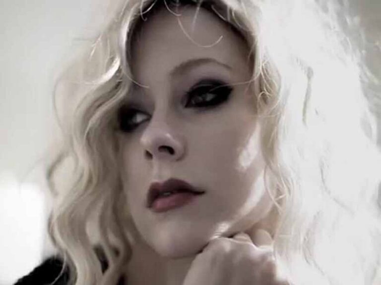 آهنگ انگلیسی Goodbye از Avril Lavigne به همراه متن و ترجمه مجزا