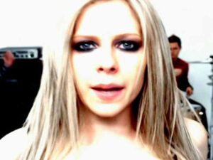 آهنگ انگلیسی He Wasn’t از Avril Lavigne به همراه متن و ترجمه مجزا