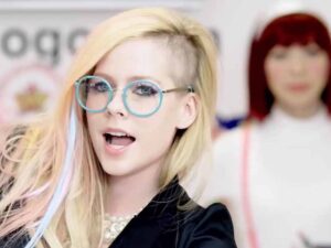 آهنگ انگلیسی Hello از Avril Lavigne به همراه متن و ترجمه مجزا