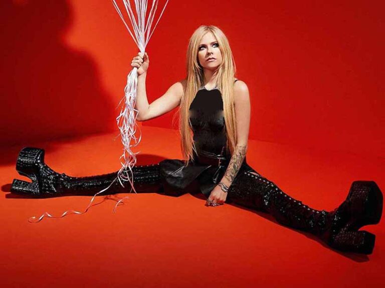 آهنگ انگلیسی Kiss Me Like The World Is Ending از Avril Lavigne به همراه متن و ترجمه مجزا
