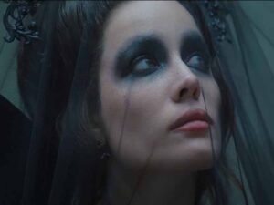 آهنگ انگلیسی People disappear here از Halsey به همراه متن و ترجمه مجزا