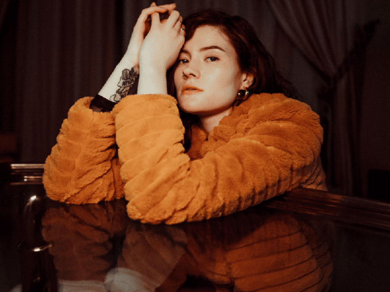 آهنگ آلمانی ​​Grund genug از Madeline Juno به همراه متن و ترجمه مجزا