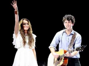 آهنگ انگلیسی Before the Storm از Nick Jonas و Miley Cyrus به همراه متن و ترجمه مجزا